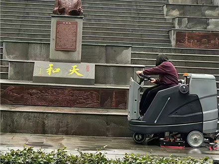 洗地机案例广场场景
